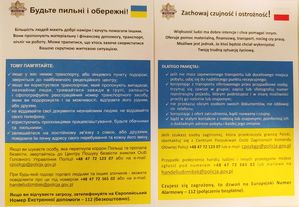 Ulotki z numerami alarmowymi i informacjami dla uchodźców w języku ukraińskim i polskim.