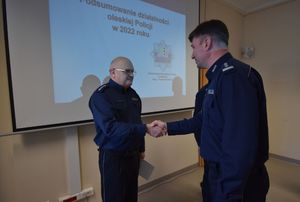 Komendant Rafał Stanisławski składa podziękowania policjantowi.