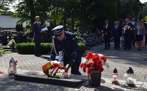Pierwszy Zastępca Komendanta Powiatowego Policji w Oleśnie składa wiązankę kwiatów .