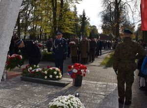 Komendanci KPPSP i KPP w Oleśnie składają kwiaty  na Pomniku i oddają honory .