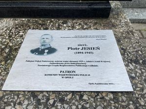 Pamiątkowa tablica na grobie rodziny Jasieniów w Przystajni upamiętniająca sierżanta Piotra Jasienia.