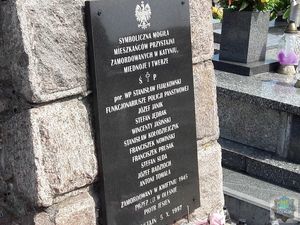 tablica kamienna upamiętniająca mieszkańców Przystajni zamordowanych w Katyniu , Miednoje, Twerze i Oleśnie