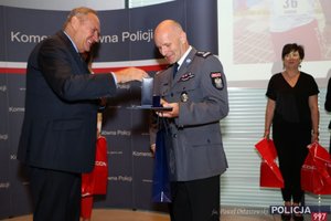 Prezes PKOL Andrzej Kraśnicki wręcza wyróżnienie Komendantowi Powiatowemu Policji insp. Tomaszowi Kubickiemu.
