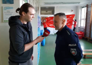 policjant udziela wywiadu dla radia ZET.