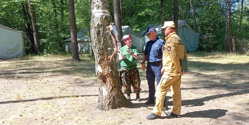 zdjęcie: funkcjonariusze podczas kontroli obozu harcerskiego