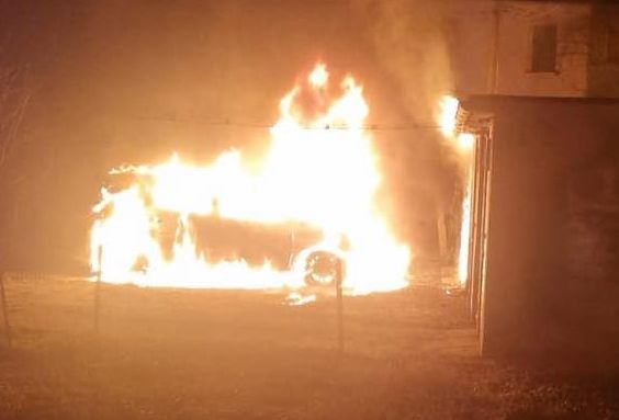 zdjęcie: płonący samochód