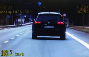 Obraz widziany okiem kamery z radiowozu. Na jezdni  ciemny samochód typu kombi widziany z tyłu.  W lewym dolnym narożniku kadru wyświetlono prędkość 103.2 km/h