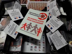 walizka edukacyjna - rozłożone przegrody walizki w przegrodach ułożone atrapy narkotyków.