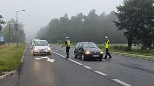 Olesno ul. Gorzowska. Policjanci ruchu drogowego zatrzymują do kontroli drogowej dwa samochody.