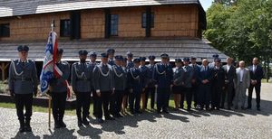 Uczestnicy uroczystej mszy świętej z okazji Święta Policji pozują do zdjęcia przed kościołem pod wezwaniem świętej Anny.