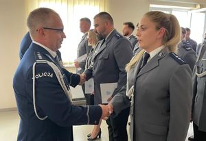 Pierwszy Zastępca Komendanta Wojewódzkiego Policji w Opolu inspektor Krzysztof Buchała gratuluje awansu policjantce.