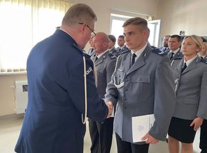 Pełniący obowiązki Komendanta Powiatowego Policji w Oleśnie młodszy inspektor Waldemar Popczyk składa gratulacje awansowanemu policjantowi.