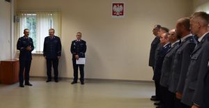 Świetlica oleskiej komendy. Do zdjęcia pozują Pierwszy Zastępca Komendanta Powiatowego Policji w Oleśnie młodszy inspektor Waldemar Popczyk, Pierwszy Zastępca Komendanta Wojewódzkiego Policji w Opolu insp. Krzysztof Buchała i pełniący obowiązki Komendant Powiatowy Policji w Oleśnie insp. Paweł Kolczyk.