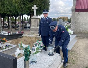 Zastępca Komendanta Powiatowego Policji w Oleśnie młodszy inspektor Waldemar Popczyk składa znicz na symbolicznym grobie sierżanta Piotra Jesienia patrona Komendy Wojewódzkiej Policji w Opolu.