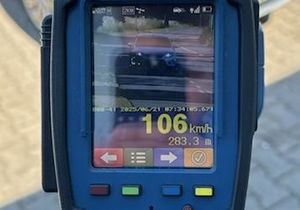 Zdjęcie w kolorze przedstawia obraz z miernika prędkości z liczba 106 km/h