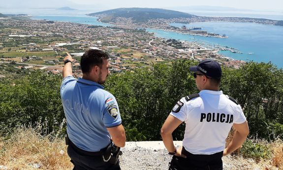 zdjęcie: polski i chorwacki policjant podczas wspólnego patrolu