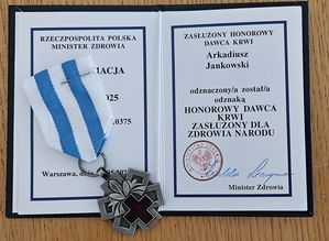 Zdjęcie w kolorze przedstawia wewnętrzna stronę legitymacji &quot; Zasłużony dla zdrowia narodu&quot;