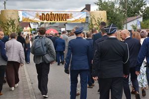 Zdjęcie w kolorze przedstawia przemarsz korowodu dożynkowego ulicami miasta.