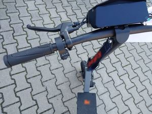 Zdjęcie w kolorze przedstawia hulajnogę elektryczna od góry.