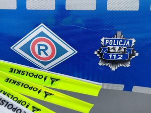 Zdjęcie w kolorze przedstawia kilka pasków odblaskowych an tle drzwi radiowozu.