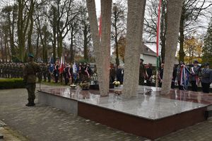 Zdjęcie w kolorze przedstawia obchody Święta Niepodległości na cmentarzu w Oleśnie.