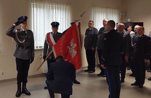 Zdjęcie w kolorze przedstawia, Komendantów podczas uroczystego przejęcia kierownictwa nad jednostką przed Sztandarem KPP w Oleśnie.