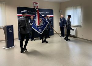 Zdjęcie w kolorze przedstawia poczet sztandarowy KPP w Olesnie podczas wstępowania na uroczystość.