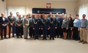 Zdjęcie w kolorze przedstawia uczestników uroczystości pozujących wspólnie do zdjęcia.