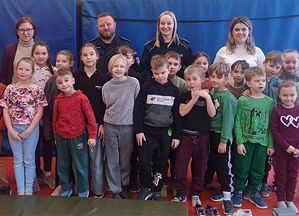 Zdjęcie w kolorze przedstawia, uczniów pozujących do zdjęcia.