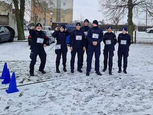 Zdjęcie w kolorze przedstawia grupę policjantów przygotowujących się do biegu.