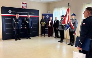 Zdjęcie w kolorze przedstawia uroczystą zbiórkę z udziałem pocztu sztandarowego KPP w Oleśnie