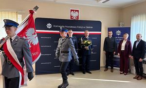 Zdjęcie w kolorze przedstawia uroczystą zbiórkę z udziałem pocztu sztandarowego KPP w Oleśnie który opuszcza zbiórkę.