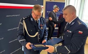 Zdjęcie w kolorze przedstawia zakończenie uroczystej zbiórki policjanci składają zyczenia.