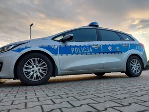 Zdjęcie w kolorze przedstawia zaparkowany radiowóz, w tle niebo.