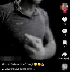 Zdjęcie w kolorze - zrzut z ekranu smartfona z częściowo zamazanym wizerunkiem mężczyzny z podpisami w lewym dolnym rogu: z fartem dzień drugi.