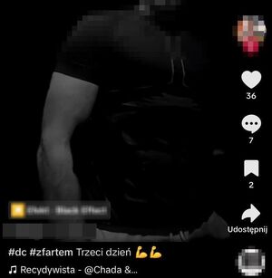 Zdjęcie w kolorze - zrzut z ekranu smartfona z częściowo zamazanym wizerunkiem mężczyzny z podpisami w lewym dolnym rogu: z fartem dzień trzeci