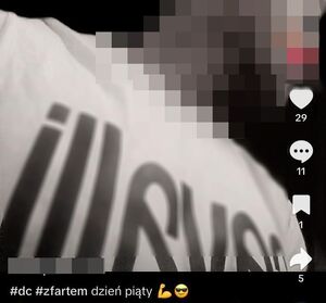 Zdjęcie w kolorze - zrzut z ekranu smartfona z częściowo zamazanym wizerunkiem mężczyzny z podpisami w lewym dolnym rogu: z fartem dzień piąty