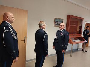 Zdjęcie w kolorze przedstawia policjantów podczas rozpoczęcia uroczystości