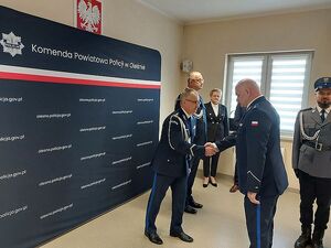 Zdjęcie w kolorze przedstawia policjantów w uścisku dłoni.