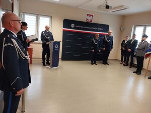 Zdjęcie w kolorze przedstawia policjantów podczas przemówienia obejmującego stanowisko Komendanta.