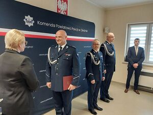 Zdjęcie w kolorze przedstawia Starostę Oleskiego, która wręcza list gratulacyjny obejmującemu  stanowisko Komendanta.