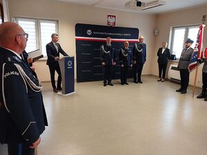 Zdjęcie w kolorze przedstawia policjantów podczas przemówienia Prokuratora Rejonowego w Oleśnie.