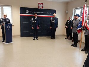 Zdjęcie w kolorze przedstawia policjantów podczas przemówienia  Pierwszzego Zastępcy Komendanta Wojewódzkiego Policji .