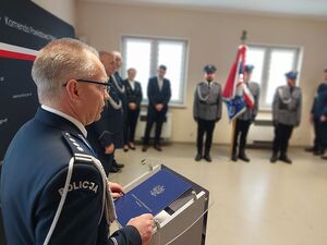 Zdjęcie w kolorze przedstawia policjantów podczas przemówienia  na pierwszym planie  Pierwszy Zastępca Komendanta Wojewódzkiego Policji .