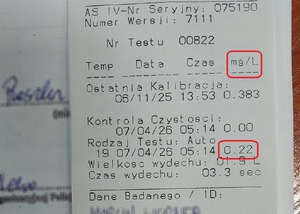 Zdjęcie w kolorze przedstawia wydruk z analizatora wydechu z zakreśloną w czerwonej obwódce wartością 0.22 mg/l