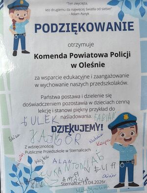 Zdjęcie w kolorze przedstawia podziękowanie dla policjanta