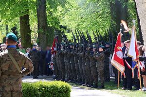 Zdjęcie w kolorze kompanię honorową wojska polskiego podczas uroczystych obchodów.