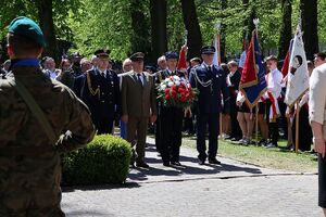 Zdjęcie w kolorze przedstawia delegacje złożoną z komendantów od prawej strony : policji, straży pożarnej , nadleśnictwa i straży miejskiej