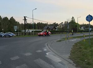 Zdjęcie w kolorze przedstawia policjantów ruchu drogowego podczas kontrolowania trzeźwości kierujących.
