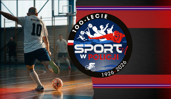 Zdjęcie w kolorze przedstawia po lewej stronie mężczyznę w stroju sportowym z piłka przy prawej stopie, po środku w okręgu napis 100- lecie Sport w Policji po prawej czarne tło z czerwonymi paskami w poziomie.